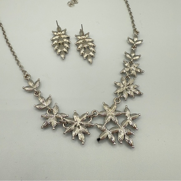 Elegant Silver Floral Necklace and Earring Set - Picture 7 of 11
